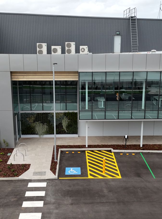 Aluminium cladding framing for commercial construction